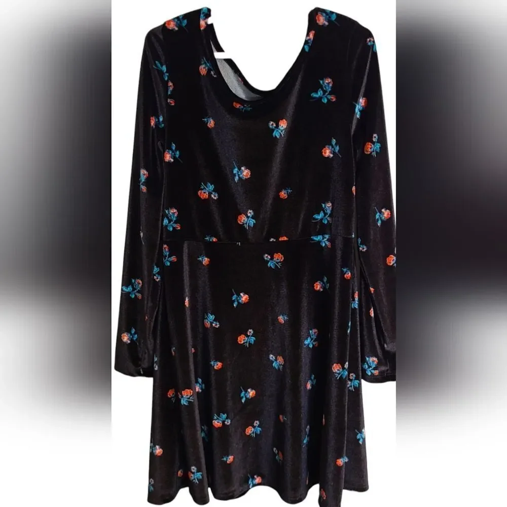 SO Dress Black Velvet Plush‎ With Red Roses Long Sleeved Girls Size 8 M